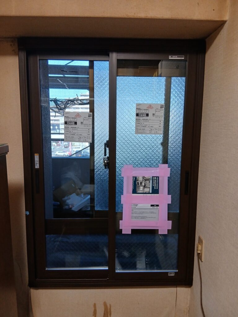 東区和白でマンションの廊下側の窓に内窓をつけた様子