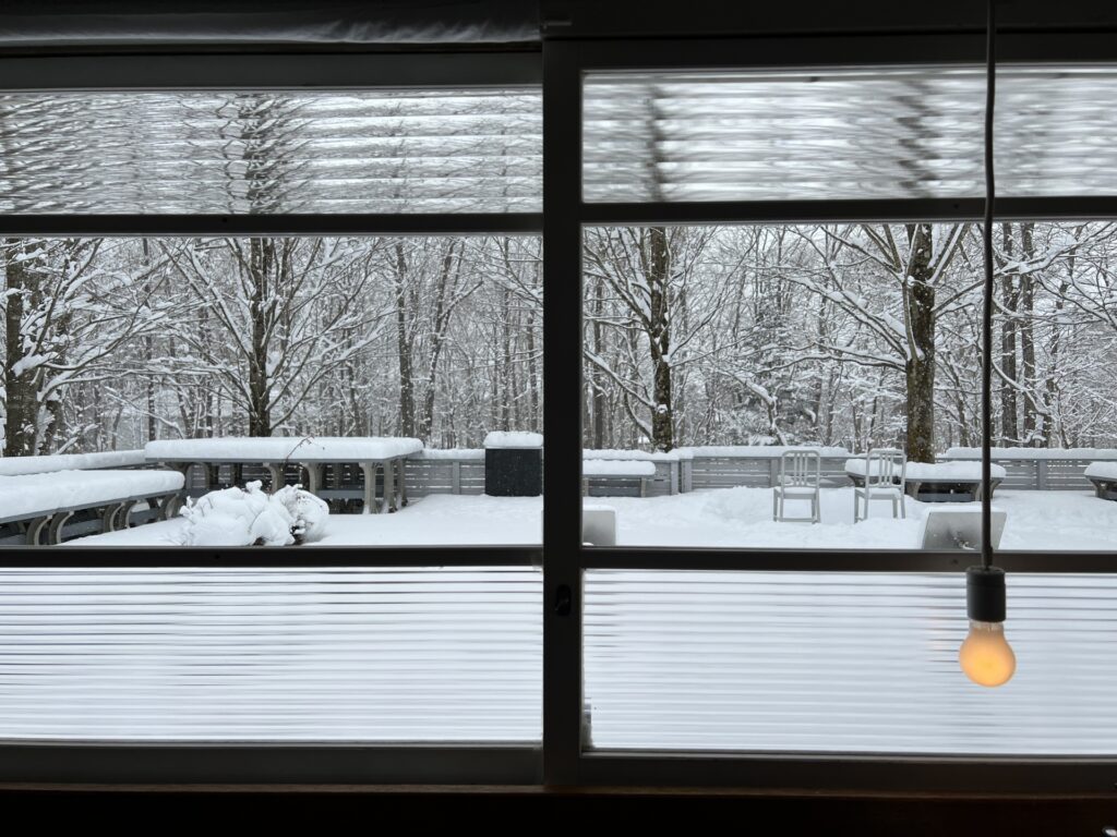 雪景色の見える窓辺