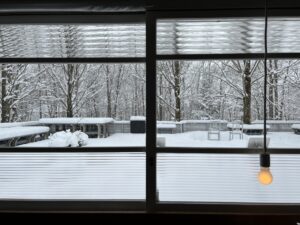 雪景色の見える窓辺