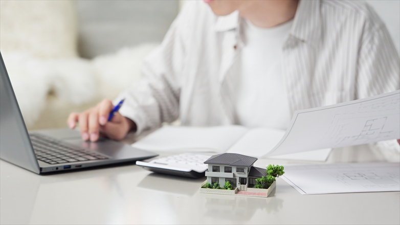 見積を比較する男性