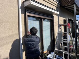 筑紫野市天拝坂マドリモ電動シャッターの下地取付の様子