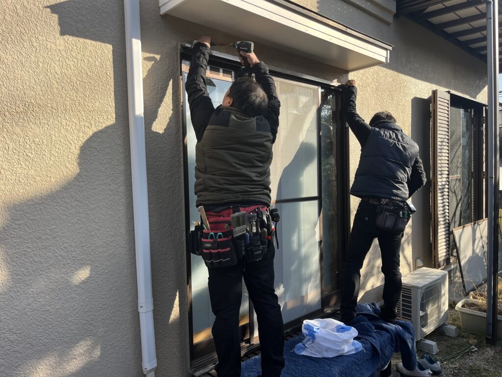 二重窓の施工をする二人の作業員