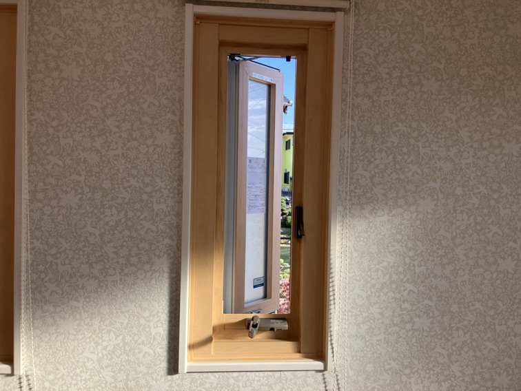 マドリモ施工後の樹脂窓の縦辷り窓