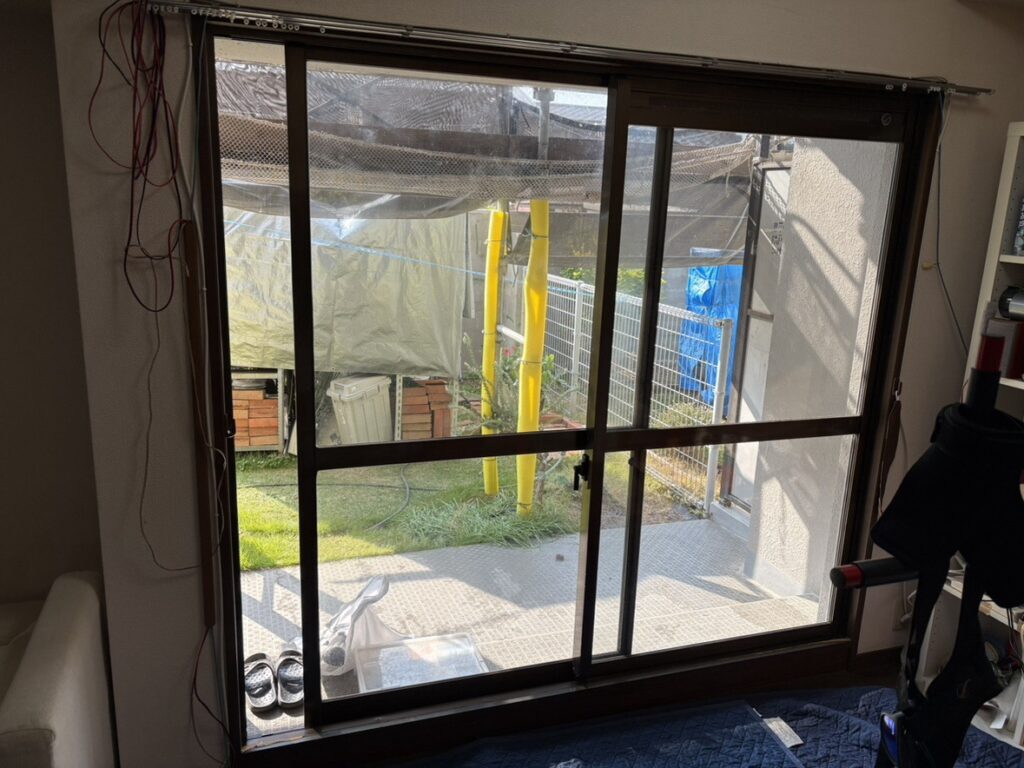 福岡市のマンションで窓のカバー工法をする前の様子