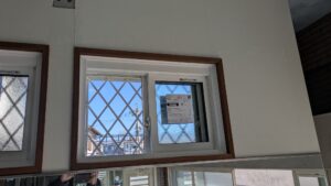 福岡県春日市で腰窓の窓をカバー工法で取替した様子