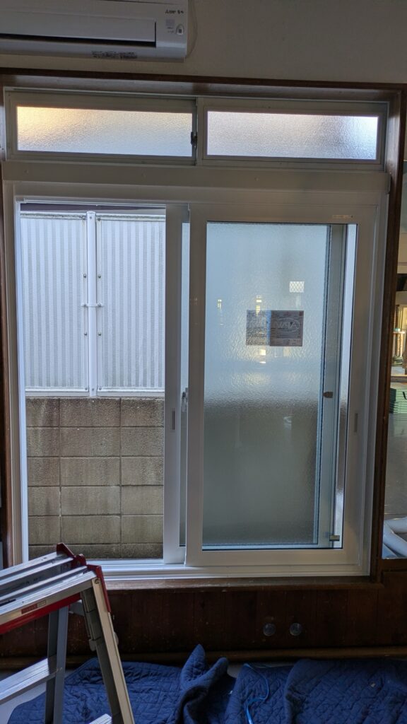 福岡県春日市の掃き出し窓をカバー工法した様子