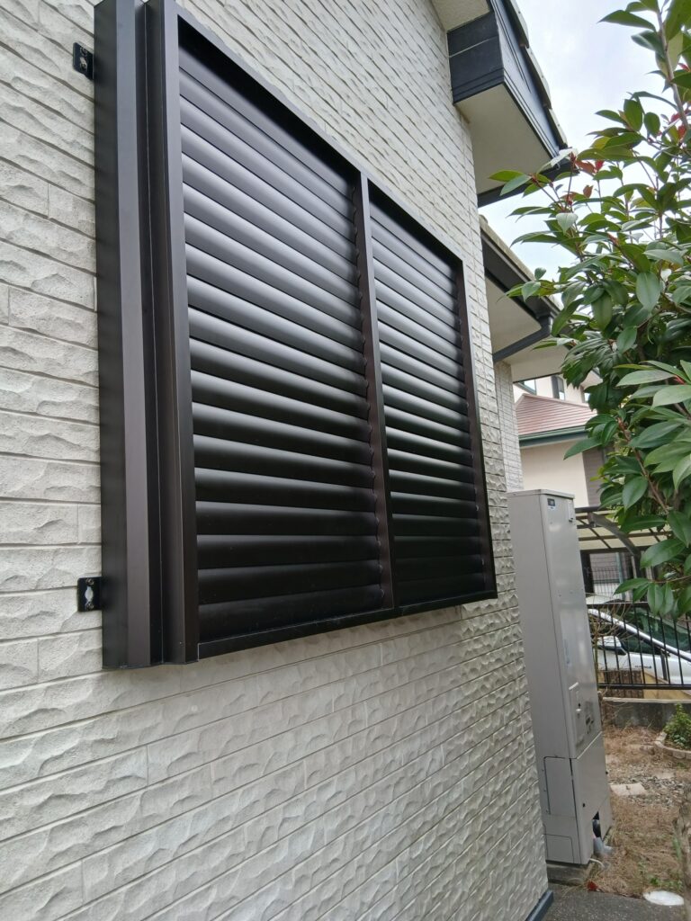 福岡市西区室見が丘の浴室窓に目隠しルーバー取付した様子