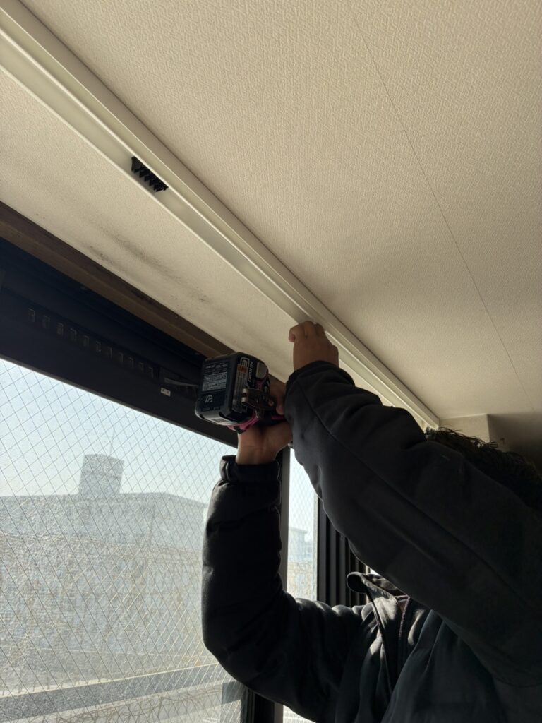 上枠のネジ打ち