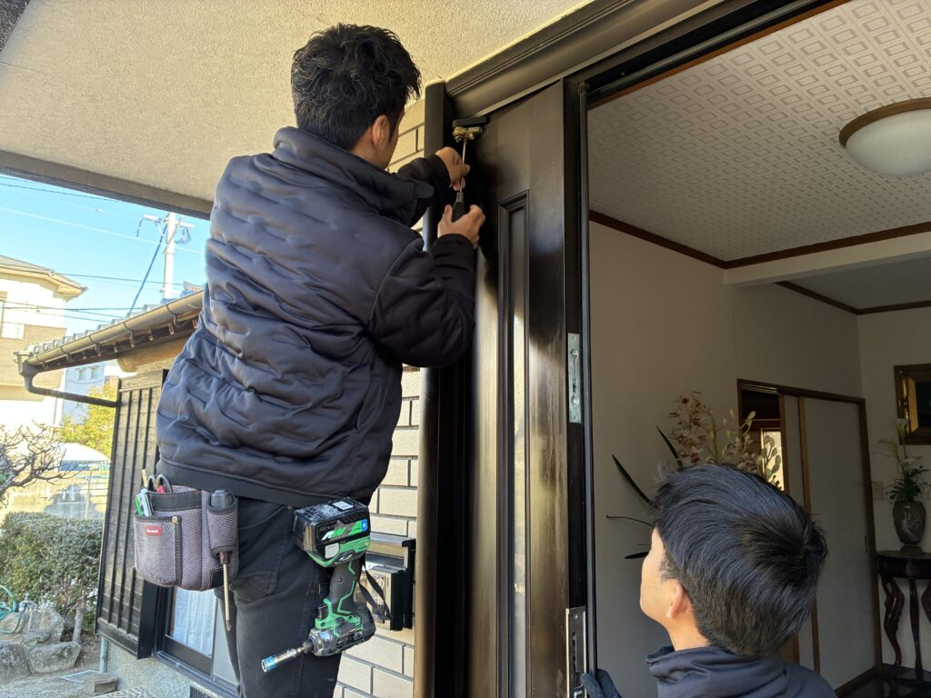 南区桧原ドアリフォーム中の
既存のドアを外している様子