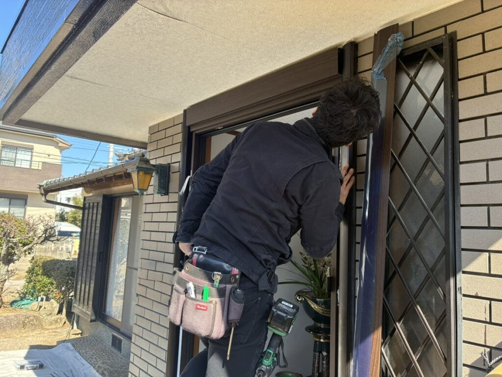 玄関ドア取付作業