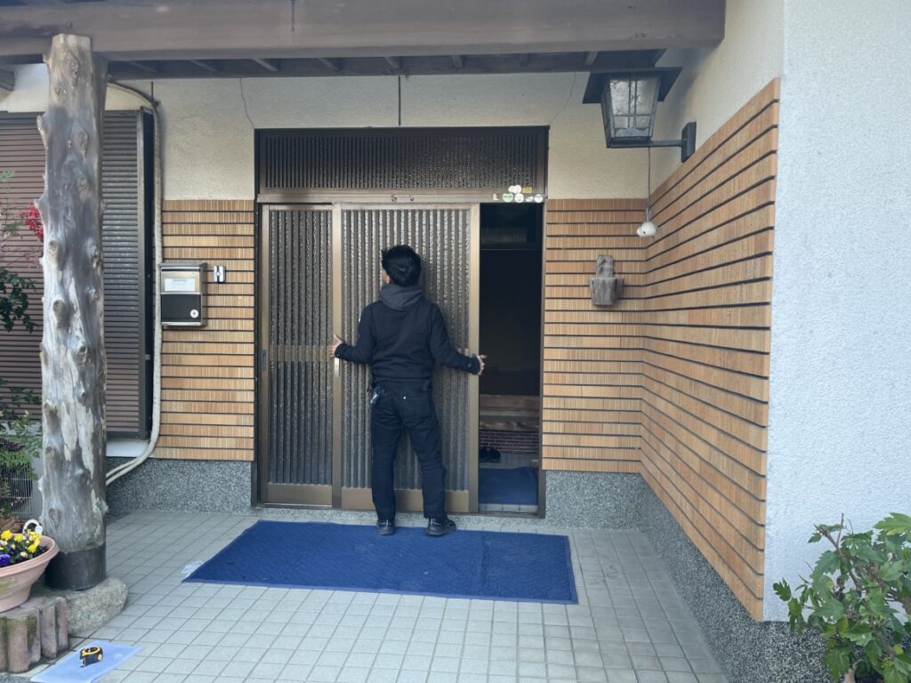 扉を外している