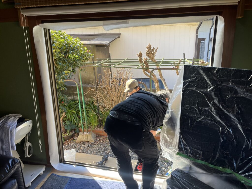 既存の窓解体後に気密シートを貼り終えた後の様子