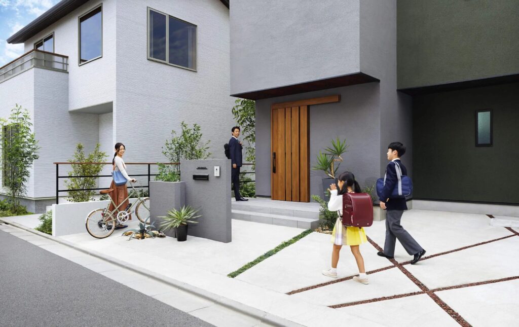 家族が玄関先で挨拶している写真