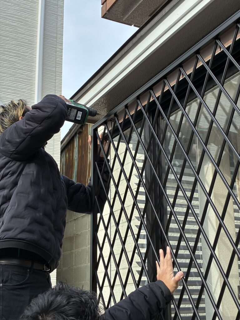 ラチス格子壁付けにて取付