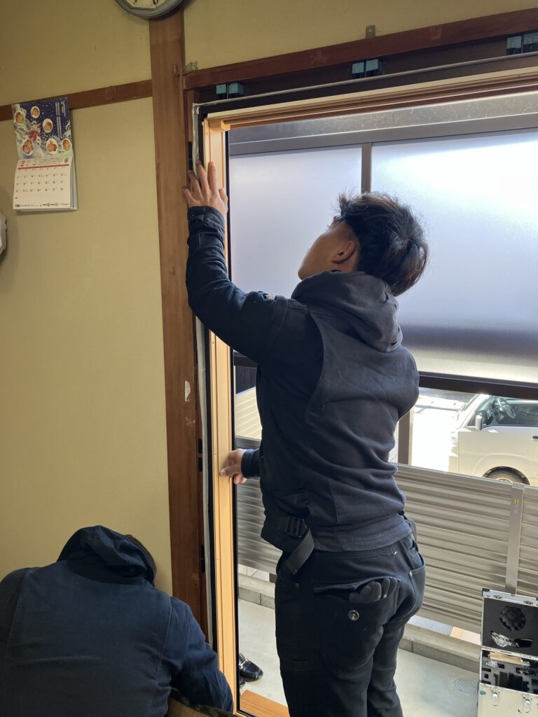 室内の樹脂枠を嵌め込んでいる様子