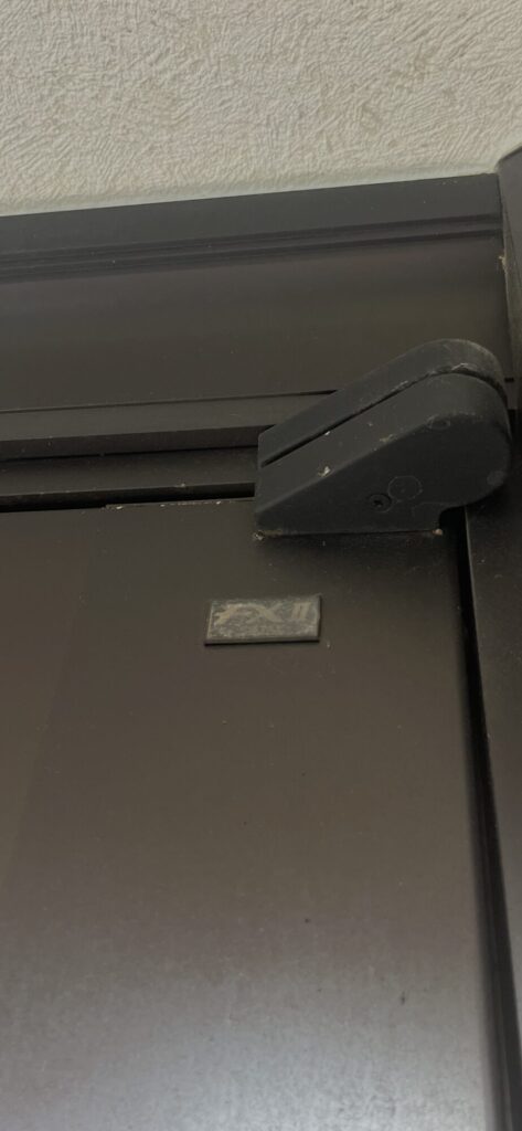 玄関ドアの白錆の様子