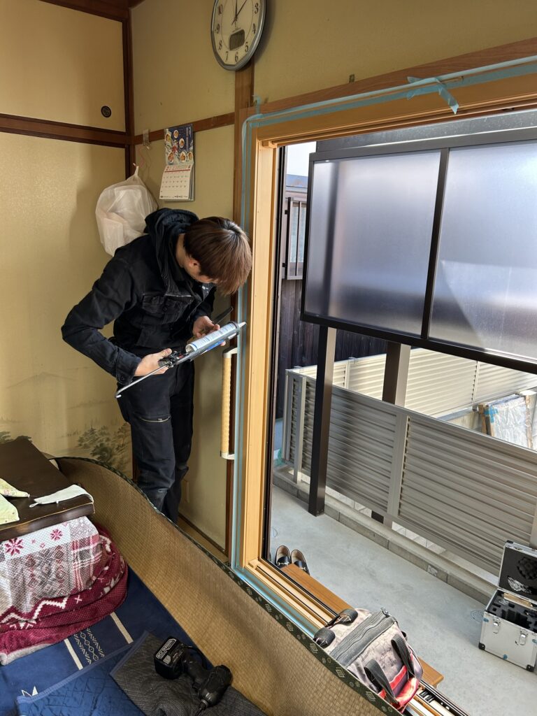 額縁にコーキングを打っている様子