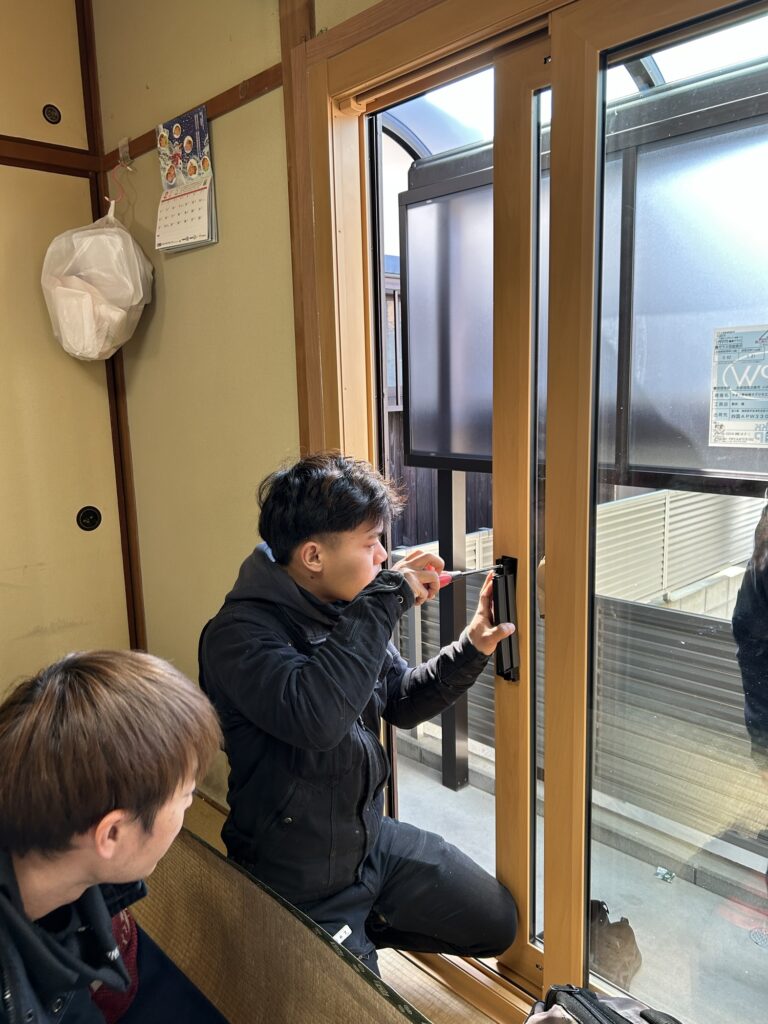 後つけのサポート引手を取付している様子