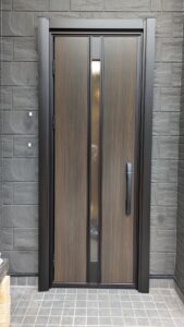 宇美町で玄関ドアをYKKAPのドアリモでリフォームした様子