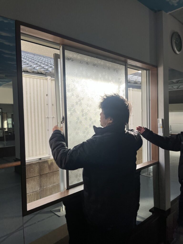 窓の取り外し風景