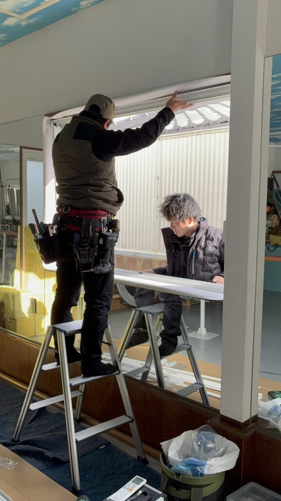 新しい窓枠の設置