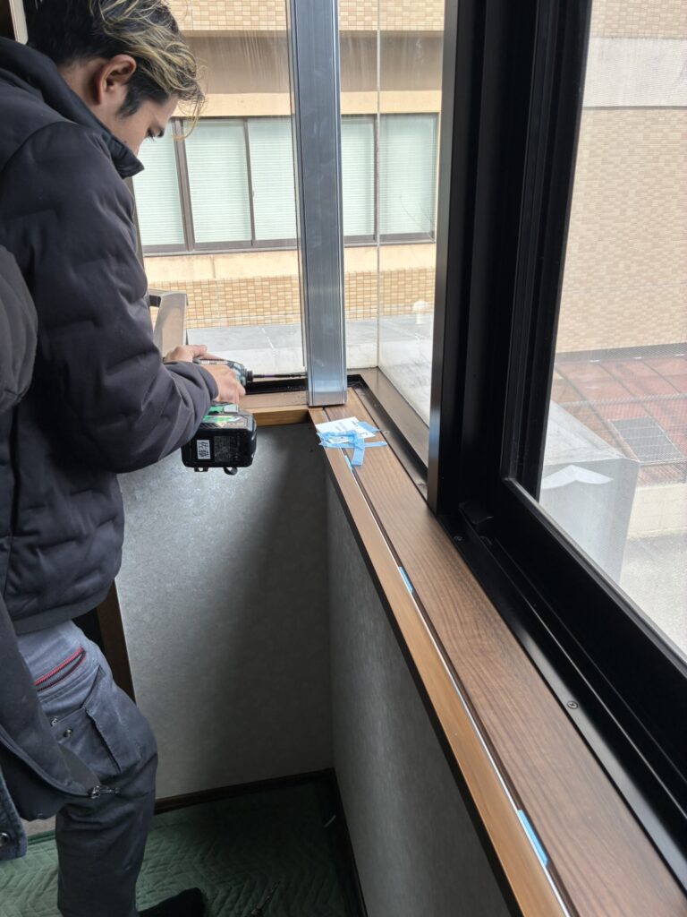 方立のネジ打ち