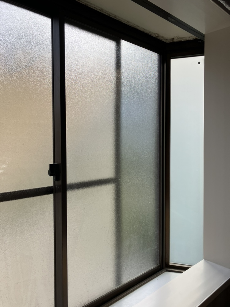 ユニットバス内部から見た既存の出窓　