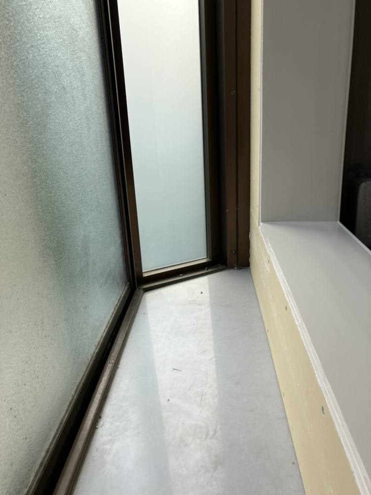 既存の出窓とユニットバスの取り合い部