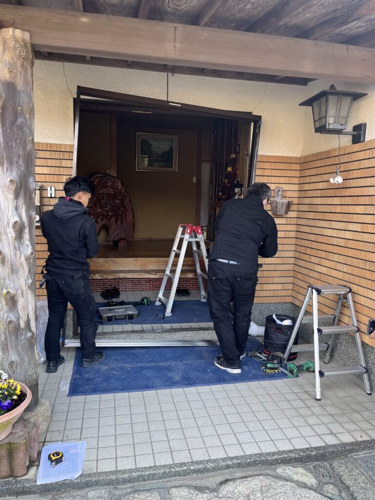 筑紫野市香園でドアリモ玄関引き戸の新しい枠取付の様子