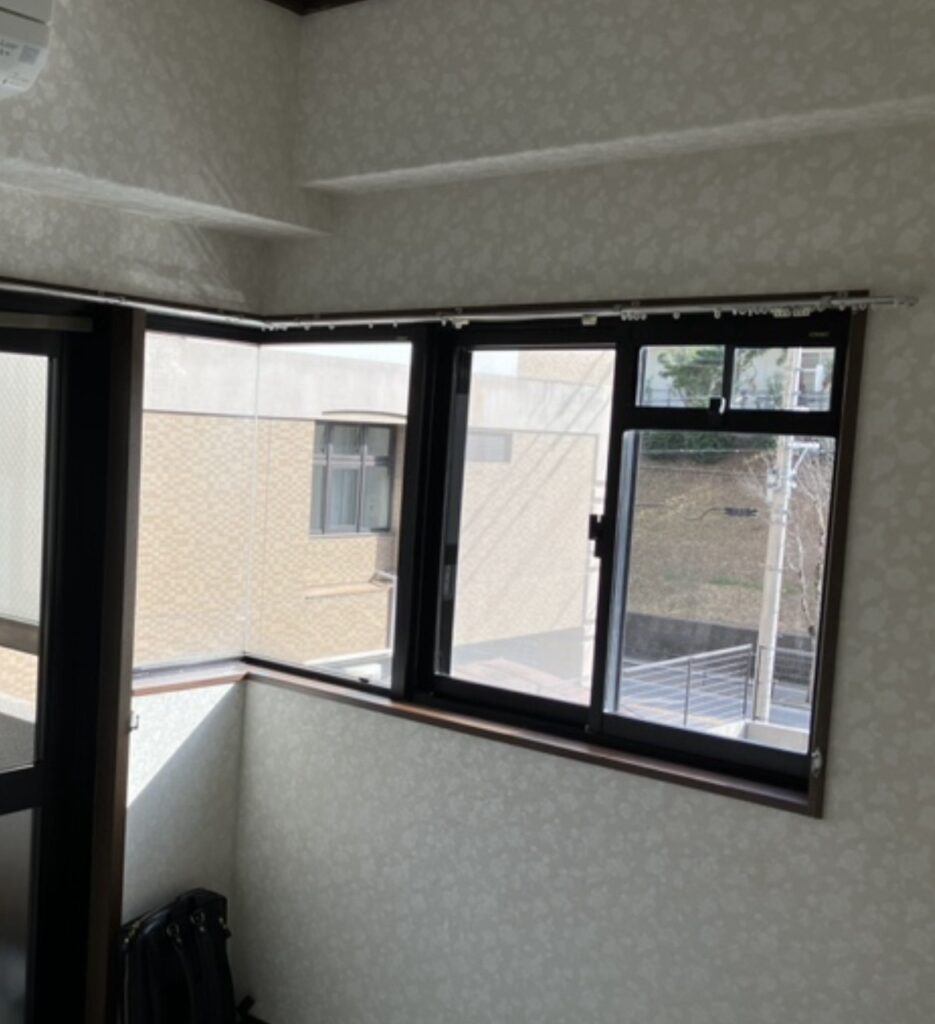 マンションコーナー窓に二重窓を取り付けする前の様子