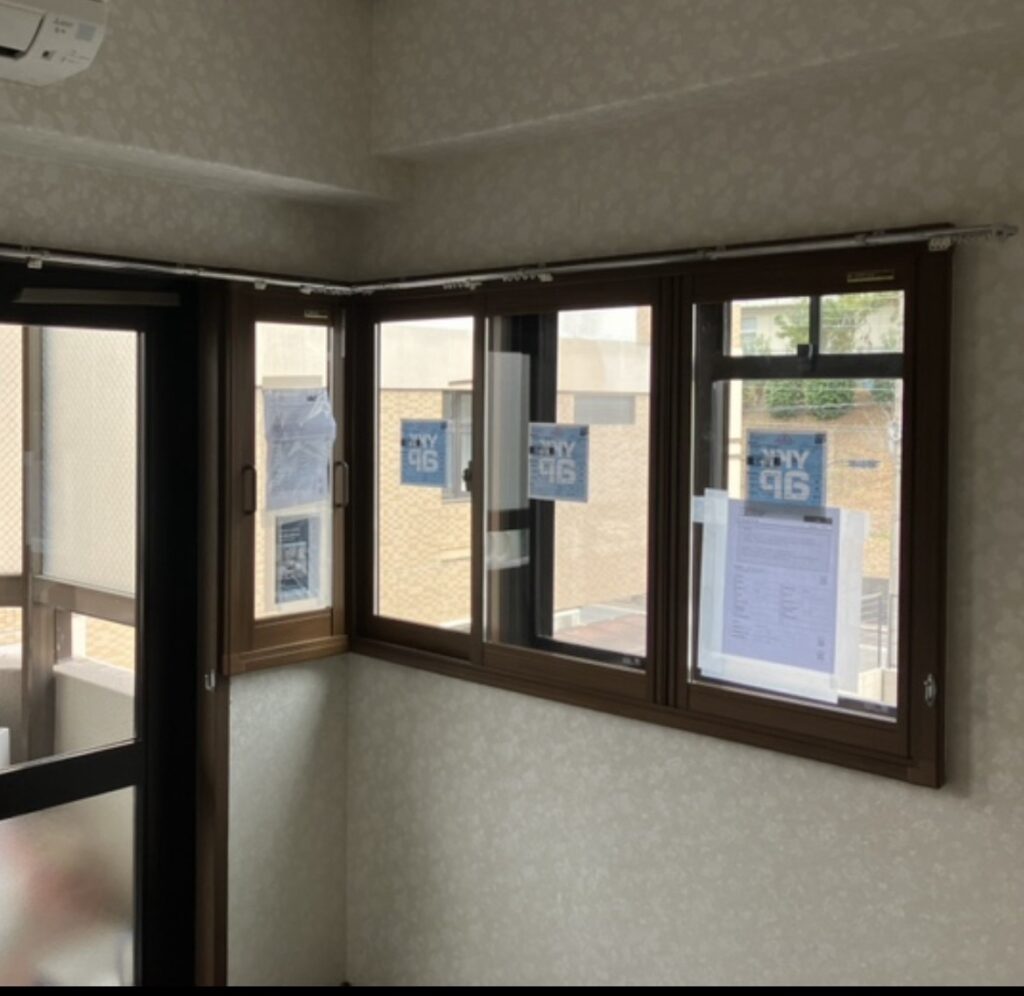 マンションコーナー窓に二重窓を取り付け後の様子