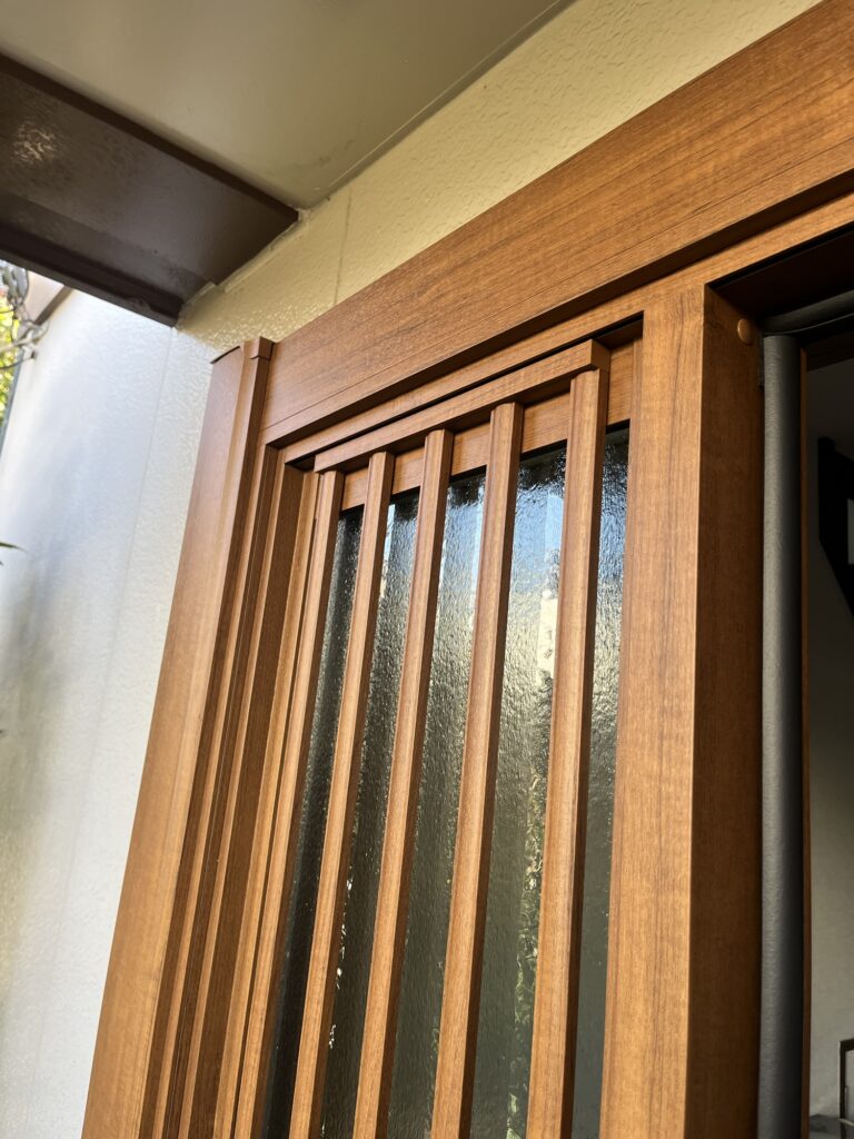 YKKAPドアリモ片袖FIXにオプションの飾り格子の様子