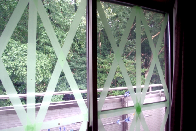 台風対策で養生している窓