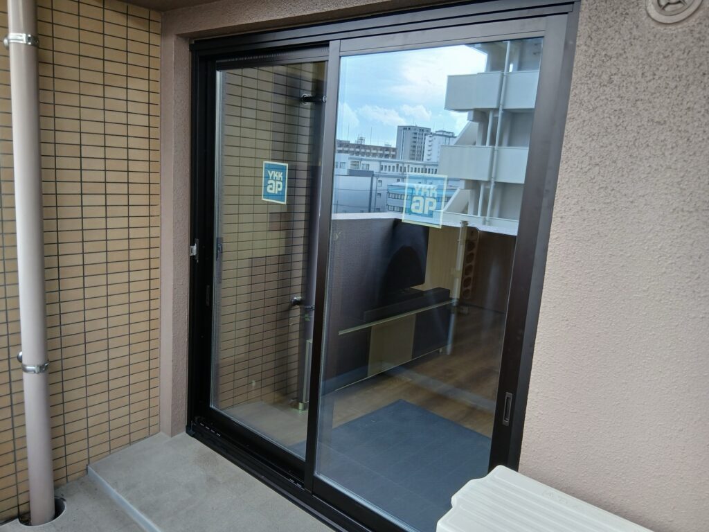 窓リフォーム前　マンションマドリモ後　外側の様子