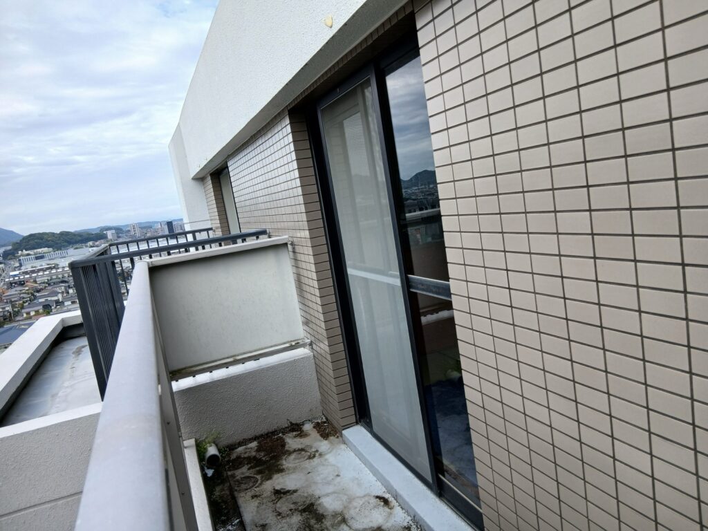 古賀市マンション11階窓交換前
