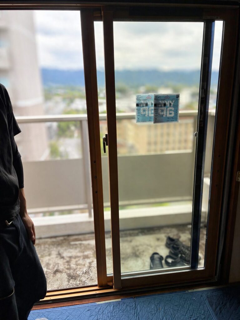 ガラスはめ込み作業