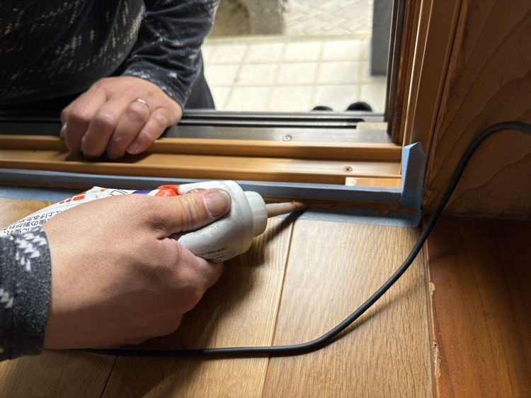 内窓取付　コーキング作業