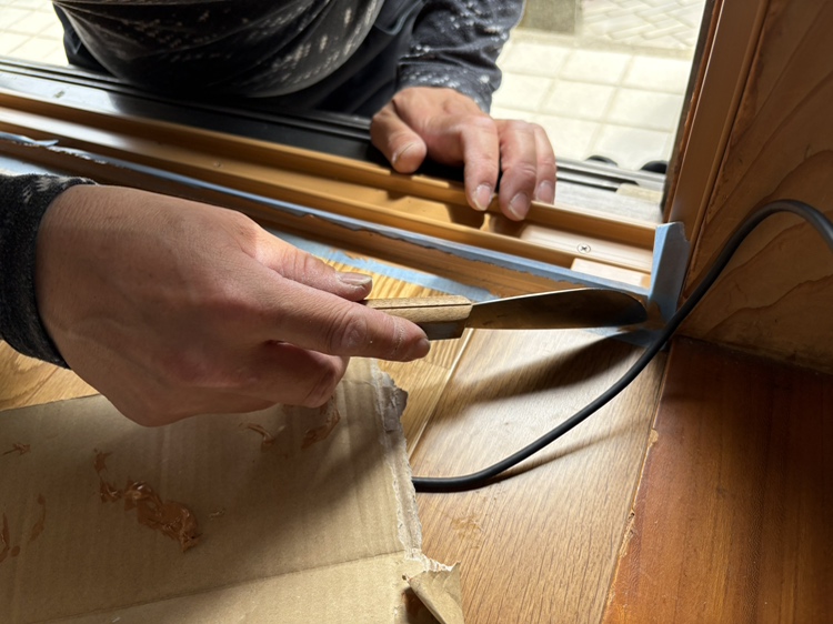 内窓取付　コーキング　ヘラで均す作業