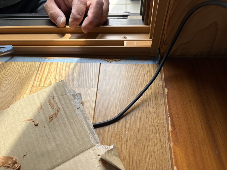 内窓取付　コーキングの養生はがし