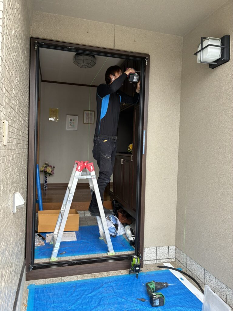 ドア枠のネジ打ち