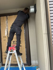 外額縁を設置している様子