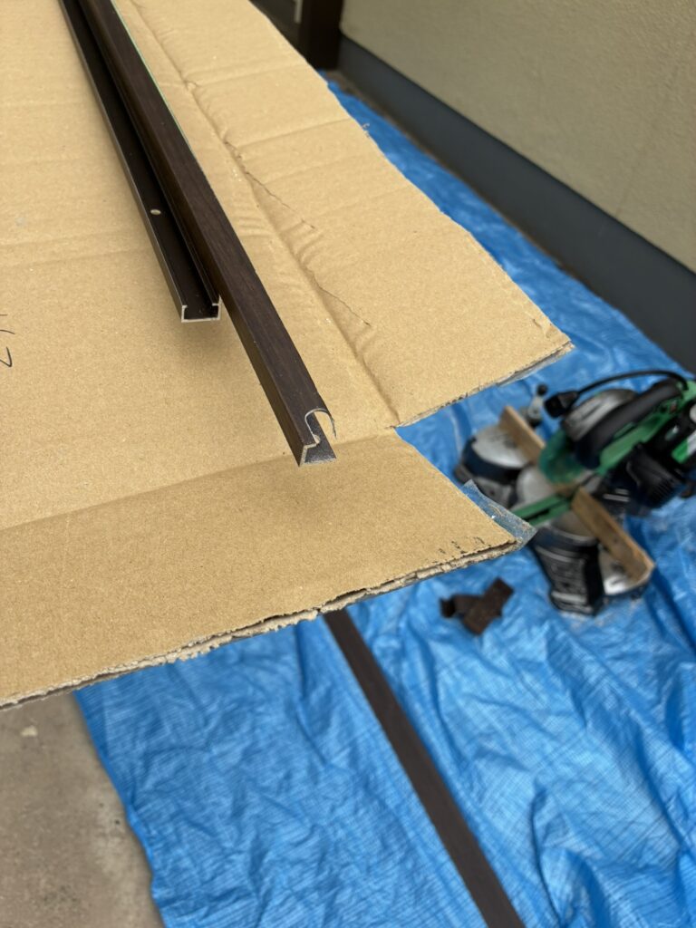 細く切断された外額縁