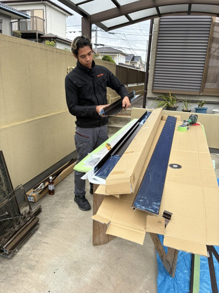 外額縁の切断工程