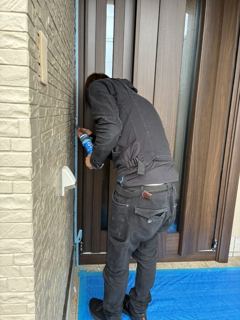 外観左側のコーキングをならす様子