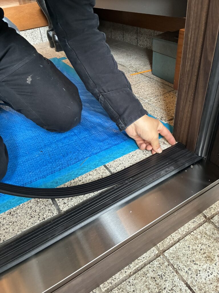 下枠に緩和材を入れる様子