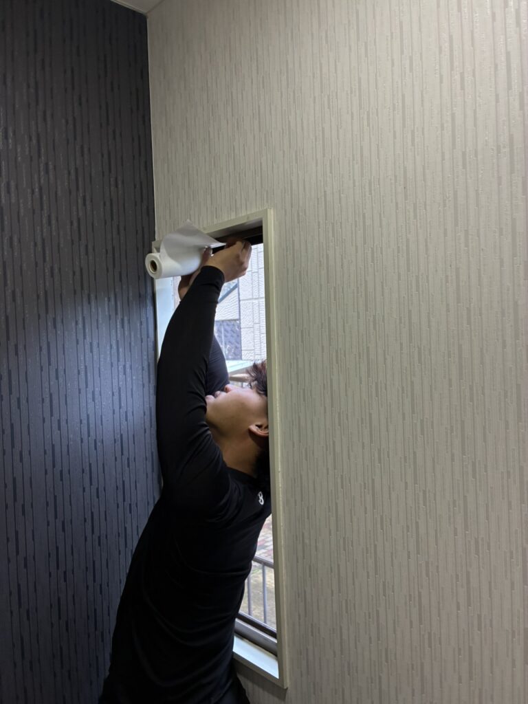 止水テープを巻き始める様子