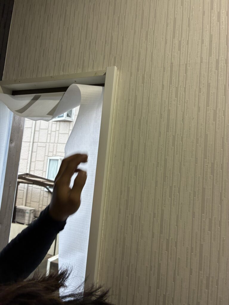 止水テープの貼り具合を確認する様子