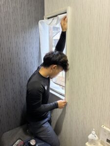 止水テープを貼る様子