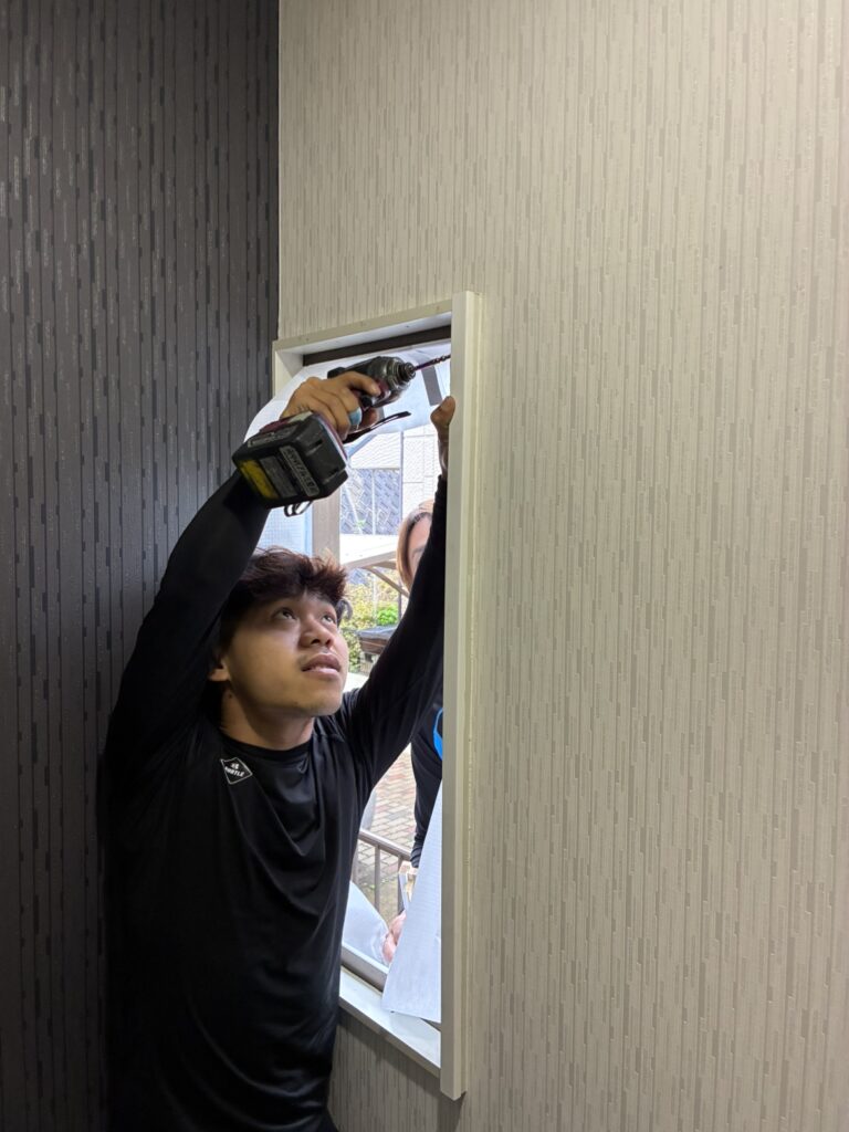 止水テープを貼り付ける様子