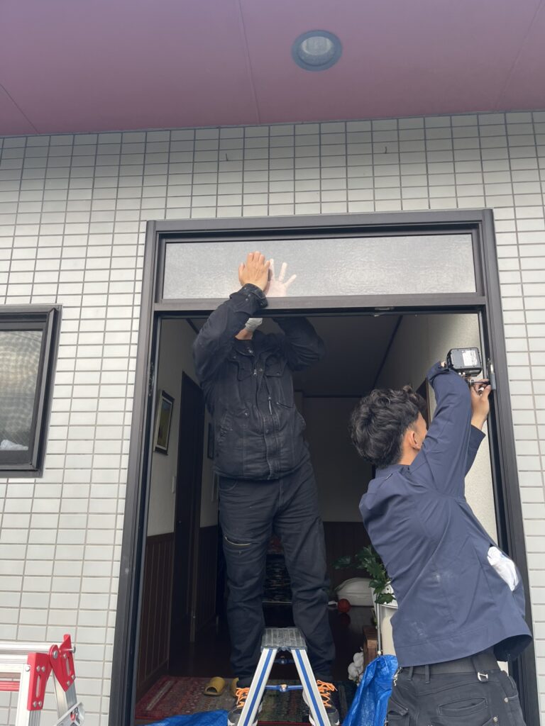 ガラス外してる